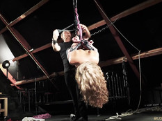 Отхлестал по попе молодую шалаву в колготках и привязал в сарае