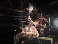 Отхлестал по попе молодую шалаву в колготках и привязал в сарае