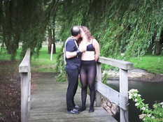 Отхлестал по попе молодую шалаву в колготках и привязал в сарае