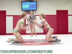 Лесбиянка победила свою соперницу на ринге и отодрала страпоном