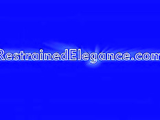 Молодая девчонка на кровати надевает на себя наручники и кляп