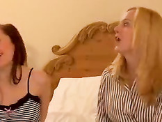 Молодая девчонка на кровати надевает на себя наручники и кляп