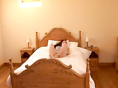 Молодая девчонка на кровати надевает на себя наручники и кляп