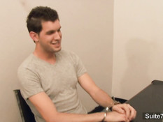 Следователь гей дал парню отсосать свой хуй и отъебал его в очко