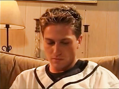 Гомосексуальные студенты дрочат и занимаются анальным сексом