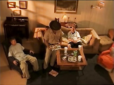 Гомосексуальные студенты дрочат и занимаются анальным сексом