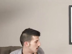 Гомосексуальные парни в костюмах отсасывают и трахаются в офисе