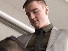 Гомосексуальные парни в костюмах отсасывают и трахаются в офисе