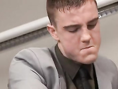 Гомосексуальные парни в костюмах отсасывают и трахаются в офисе