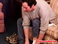 Гомосексуальный мужик раздевается и дрочит свой хуй на кровати