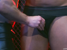 Мускулистый лысый гей целует и трахает в зад парня с татуировками