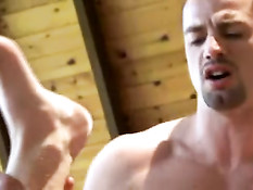 Атлетичные геи отсасывают и ебутся на улице возле дерева и в доме