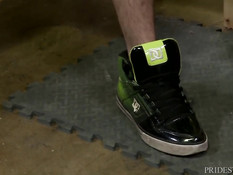 Молодой гей в раздевалке отсасывает другу хуй и подставляет зад