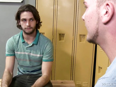 Молодой гей в раздевалке отсасывает другу хуй и подставляет зад