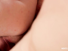 Гомосексуальный парень сосёт другу член в позе 69 и даёт в анал