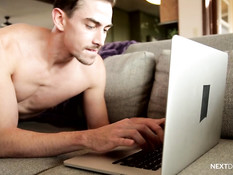 Гомосексуальный парень сосёт другу член в позе 69 и даёт в анал