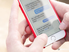 Гей с татуировками просовывает в дырку член и трахается с парнем