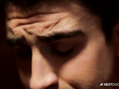 Гей с татуировками просовывает в дырку член и трахается с парнем