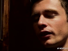 Гей с татуировками просовывает в дырку член и трахается с парнем