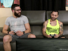 Гей с тату отсосал бородатому приятелю и дал отодрать себя в анус