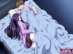 Возбуждённая хентай девка залезла в постель к парню и отсосала