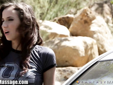 Две опытные лесбиянки на улице занимаются любовью с девушкой