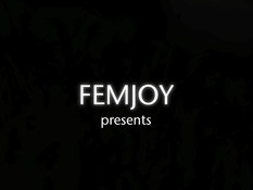 Молодые футболистки лесбиянки раздеваются и обнимаются на поле