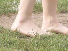 Молодые футболистки лесбиянки раздеваются и обнимаются на поле