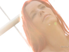 Молодые футболистки лесбиянки раздеваются и обнимаются на поле