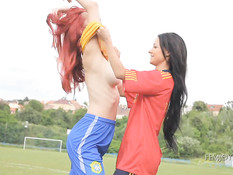 Молодые футболистки лесбиянки раздеваются и обнимаются на поле