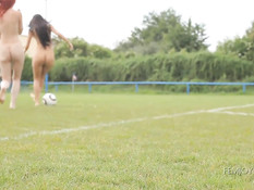 Молодые футболистки лесбиянки раздеваются и обнимаются на поле