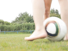 Молодые футболистки лесбиянки раздеваются и обнимаются на поле