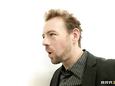 Зрелая блондинка с большой грудью JR Carrington ебётся с парнями