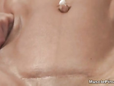 Мускулистая бодибилдерша Alicia Alfaro показывает большой клитор