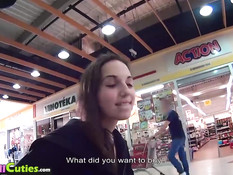 Чешская девушка раздевается и трахается в примерочной кабинке