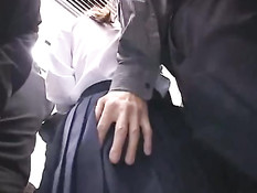 Азиатскую студентку в короткой юбочке оттрахали в поезде метро