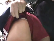 Азиатскую студентку в короткой юбочке оттрахали в поезде метро