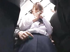 Азиатскую студентку в короткой юбочке оттрахали в поезде метро