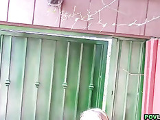 Симпатичная блондиночка отсасывает и трахается раком на улице