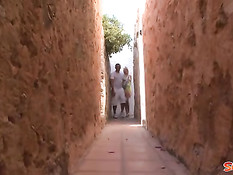 Мужчина оттрахал сексуальную блондиночку во дворе под деревом