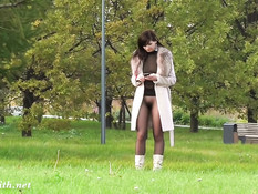 Юная Jeny Smith прогуливается по городу в колготках без трусиков