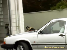 Водитель подвёз немецкую блондинку и оттрахал в своей машине