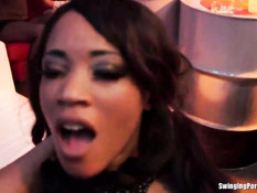 На вечеринке в секс клубе девушки занимаются сексом под музыку