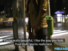 Заблудившаяся девчонка согласилась заняться сексом за деньги