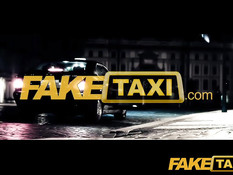 Водитель такси на заднем сиденье ебёт брюнеточку в бритую киску