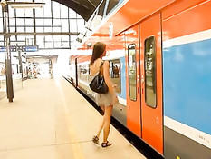 Бесстыжая девка Little Caprice в поезде показывает киску и сиськи