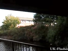 Бесстыжая девка снимает розовые трусики и мастурбирует на улице