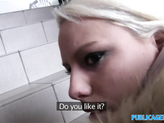 Пикапер оттрахал в коридоре на лестнице грудастую блондиночку