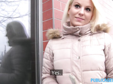 Пикапер оттрахал в коридоре на лестнице грудастую блондиночку