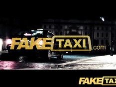 Развратная брюнетка в стрингах Alessa Savage трахается в машине